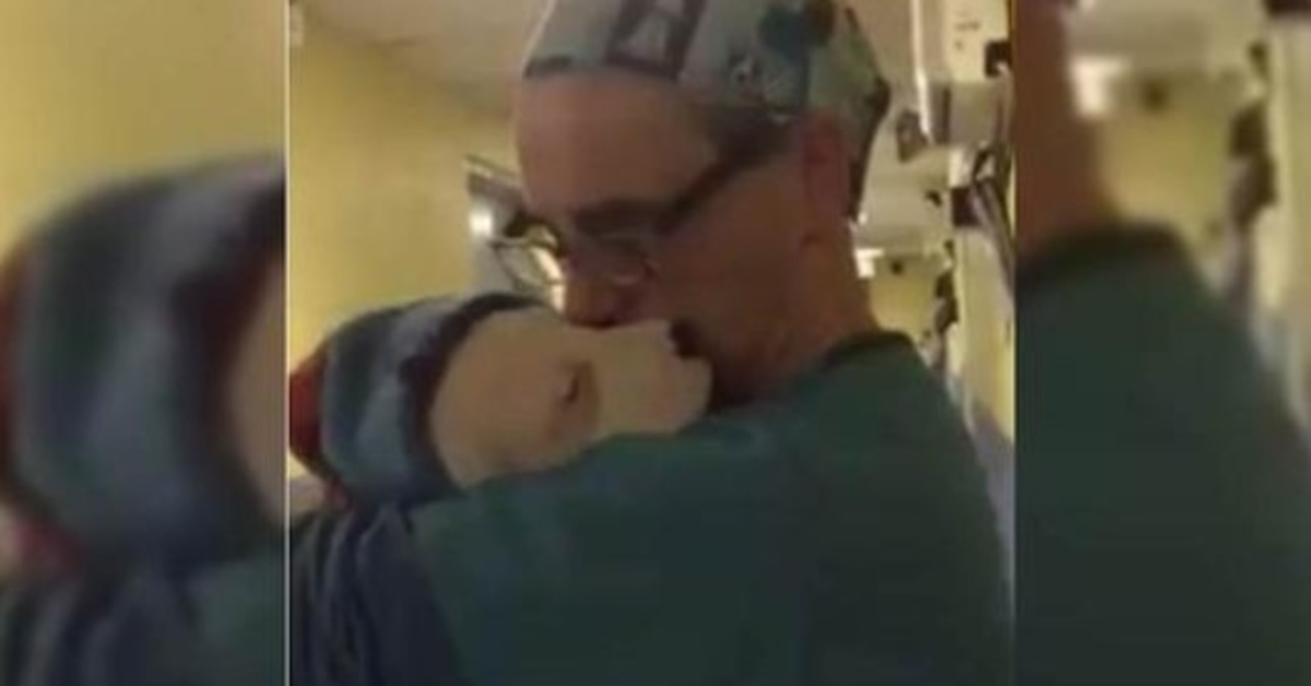Veterinario acuna a cachorro rescatado asustado y llorando como si fuera un bebé después de una cirugía